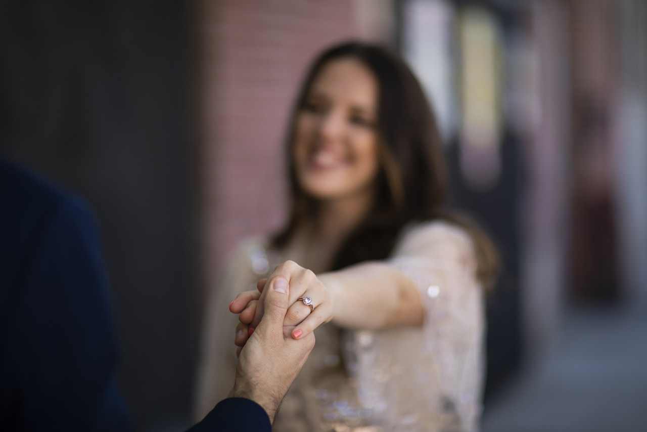 defocused-couple-holding-hands-outdoors-showing-engagement-ring_Easy-Resize.com_ Notícias