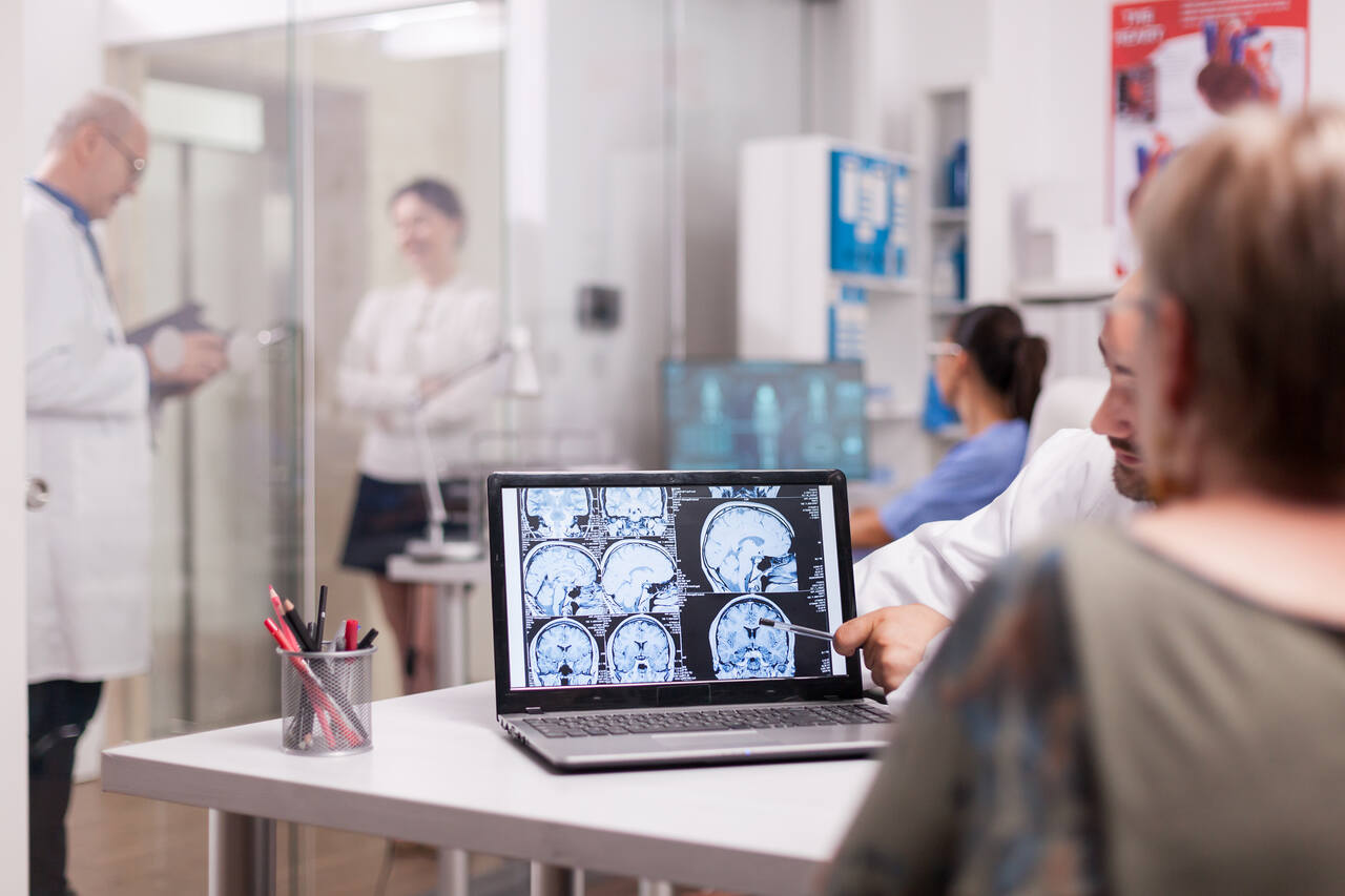 senior-woman-hospital-office-looking-brain-ct-scan-while-discussing-with-doctor-about-diagnosis-sick-young-woman-elderly-medic-with-grey-hair-clinic-corridor_Easy-Resize.com_ Notícias