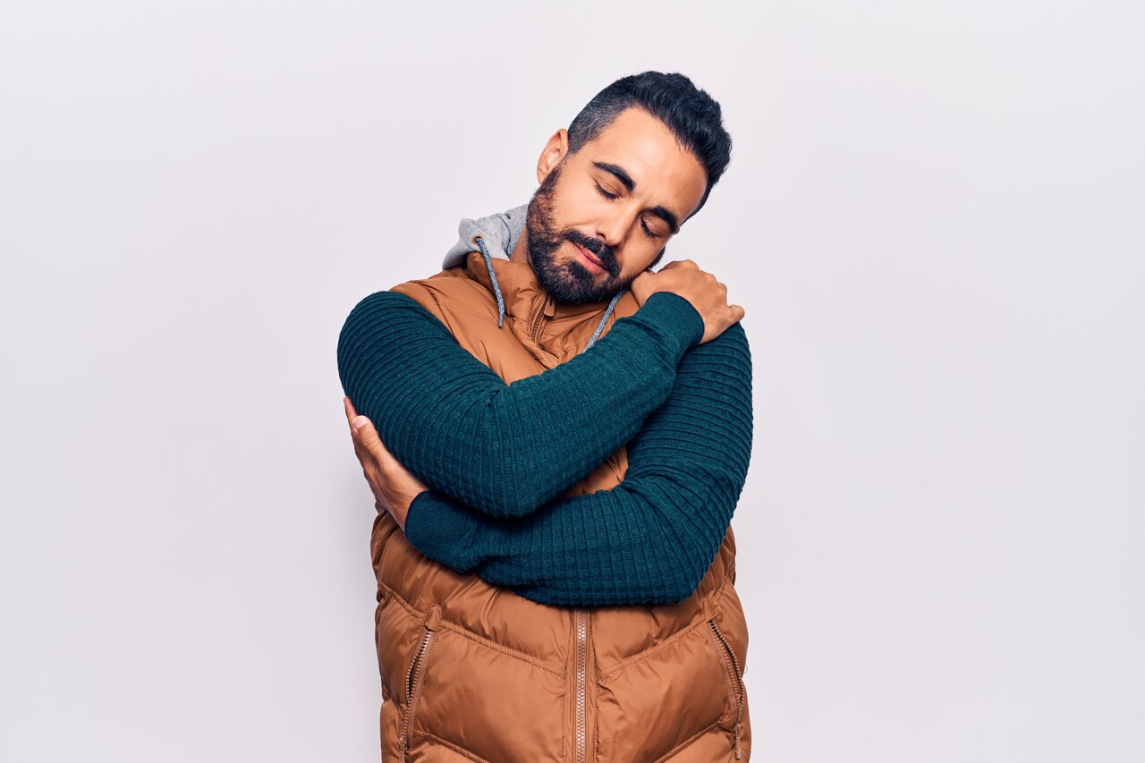 young-hispanic-man-wearing-casual-clothes-hugging-oneself-happy-positive-smiling-confident-self-love-self-care_Easy-Resize.com_ Notícias