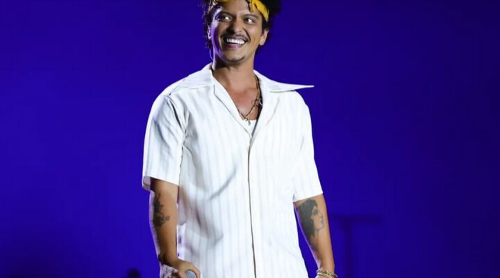 Bruno Mars curte bar em BH  antes de último show no Brasil