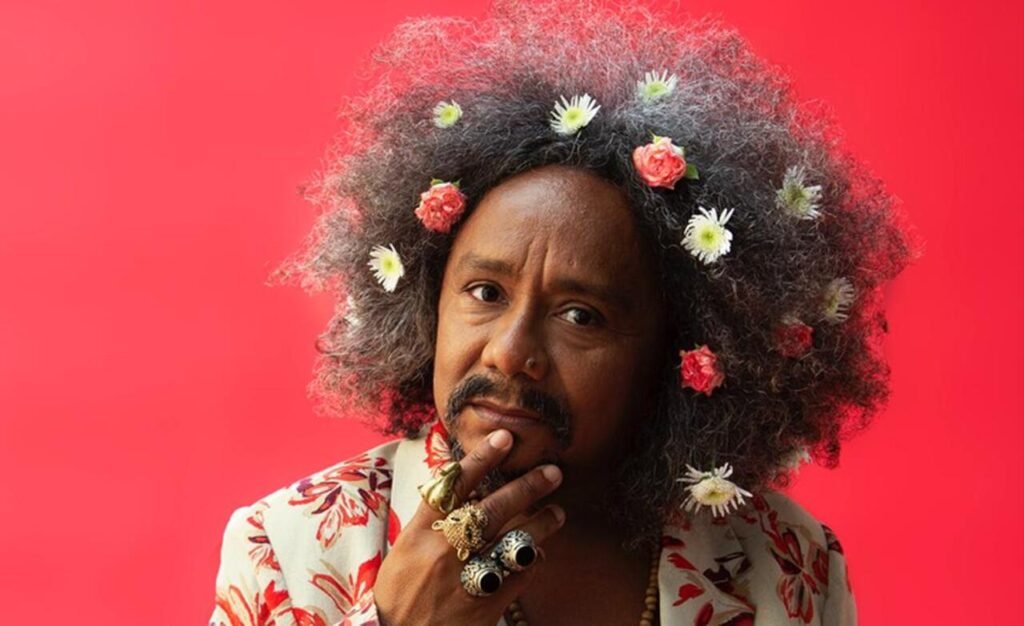 Chico César e Orquestra Opus se apresentam no palco do Cine Theatro Brasil