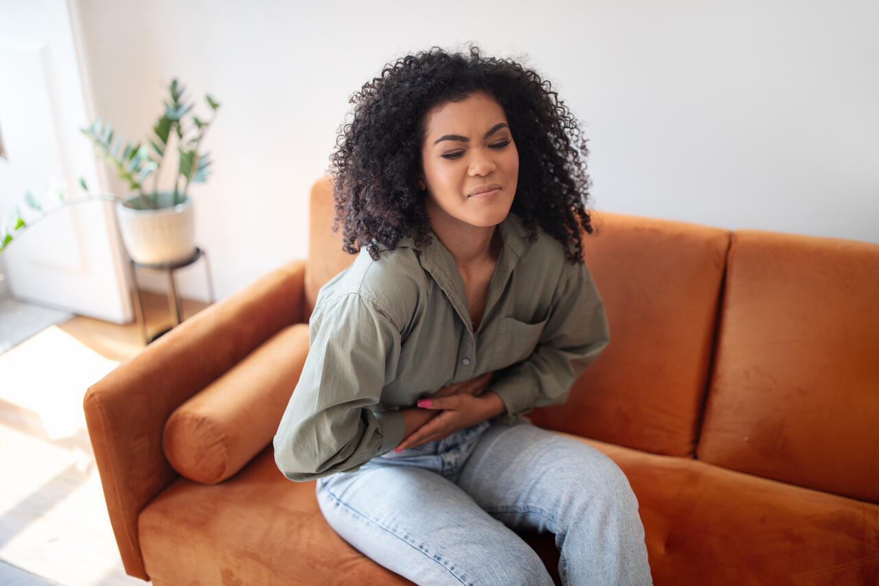 black-woman-suffering-from-stomachache-touching-her-stomach-home_Easy-Resize.com_ Notícias