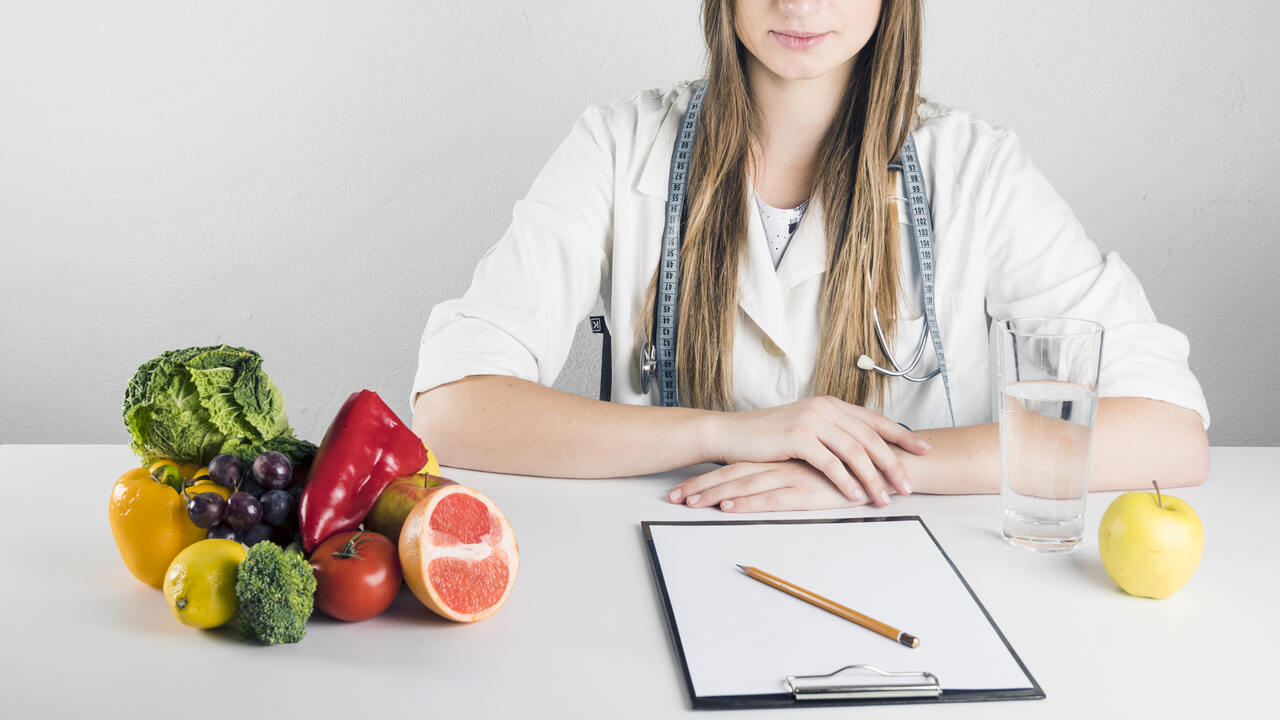 blank-clipboard-healthy-food-glass-water-desk_Easy-Resize.com_ Notícias