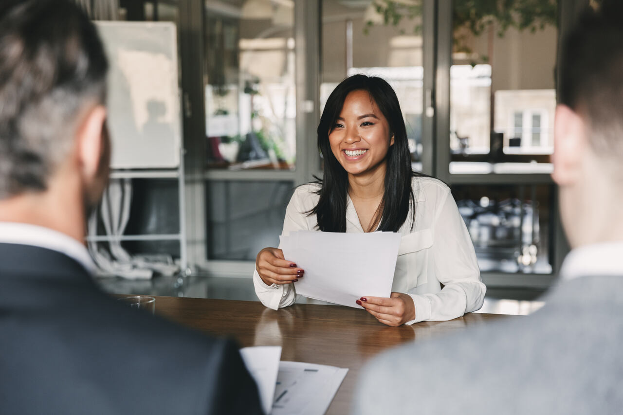 business-career-placement-concept-young-asian-woman-smiling-holding-resume-while-sitting-front-directors-corporate-meeting-job-interview_Easy-Resize.com_ Notícias