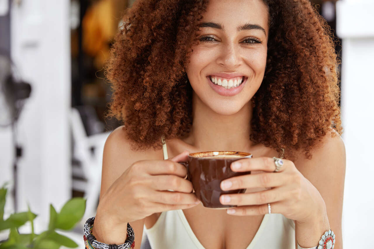 cropped-shot-good-looking-cheerful-african-american-female-holds-cup-coffee-has-lunch-cozy-cafeteria-rests-after-excursion-recreats-resort-country_Easy-Resize.com-1 Notícias