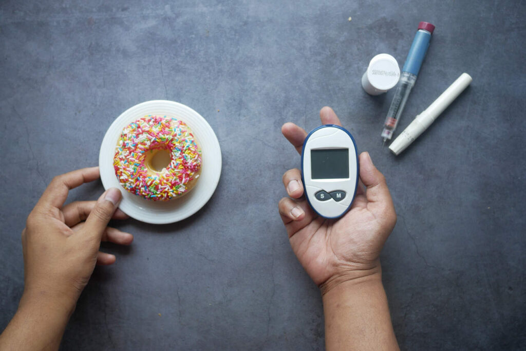 diabetic-measurement-tools-insulin-donuts-black_Easy-Resize.com_-1024x683 Dia Mundial da Diabetes: Brasil pode chegar a 4ª posição entre países com maior número de diabéticos