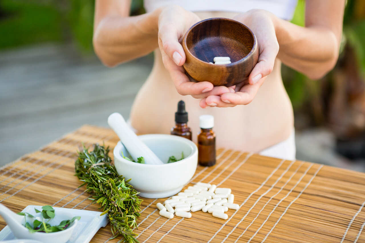 fit-woman-showing-bowl-pills_Easy-Resize.com_ Notícias