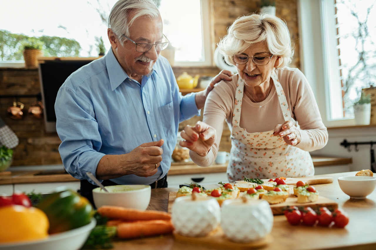 happy-senior-couple-enjoying-while-preparing-healthy-food-together-kitchen_Easy-Resize.com_ Notícias