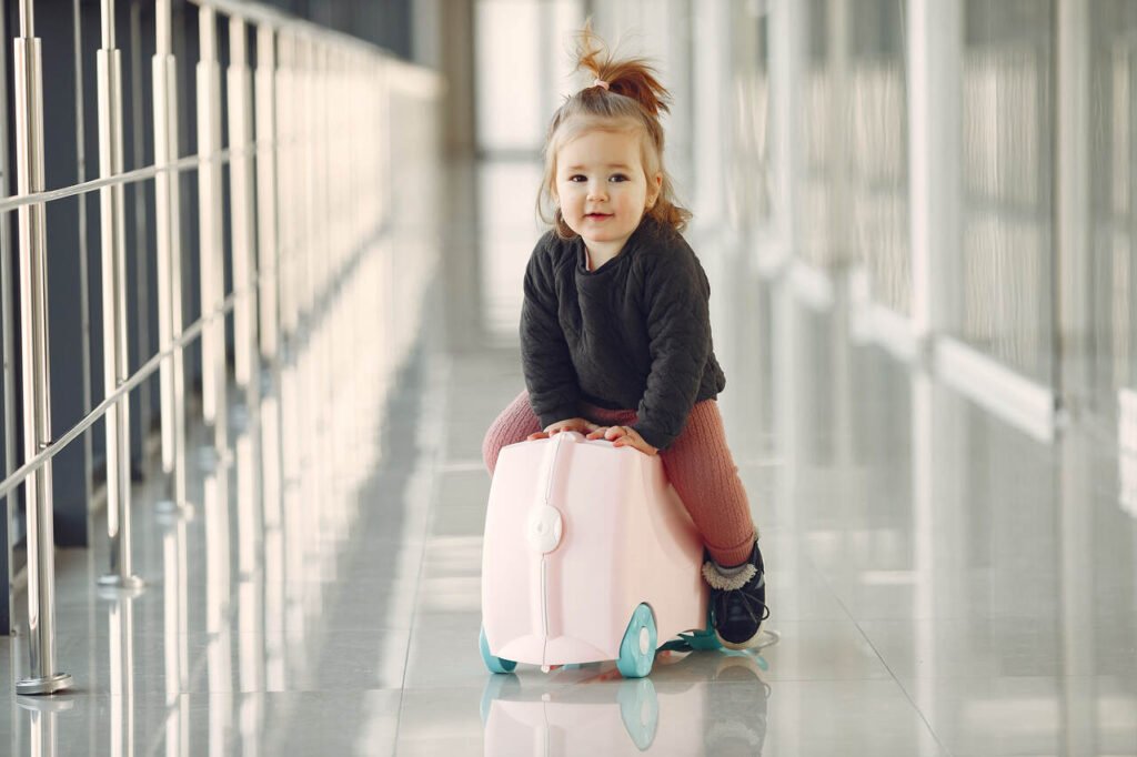 Crianças a bordo e dentro da lei: como garantir a autorização para viajar com elas?