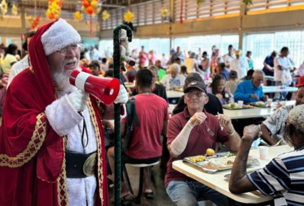 Almoço de Natal dos Restaurantes Populares reúne mais de 3 mil pessoas
