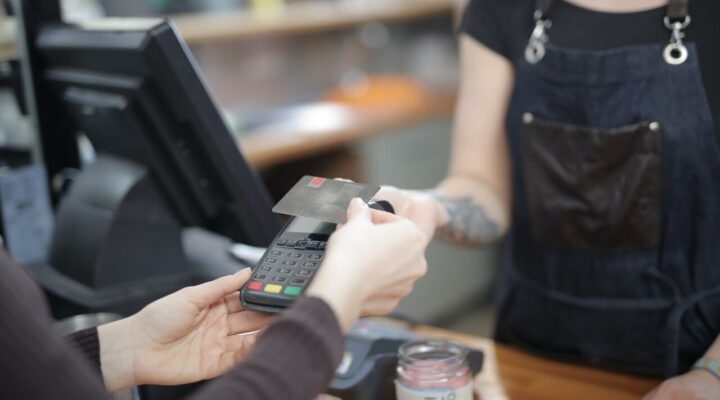 Compras de final de ano: uso do cartão de crédito requer atenção redobrada