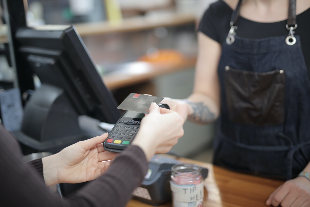 Compra-com-cartao-de-credito-foto-Andrea-Piacquadio-Pexels_Easy-Resize.com_ Notícias