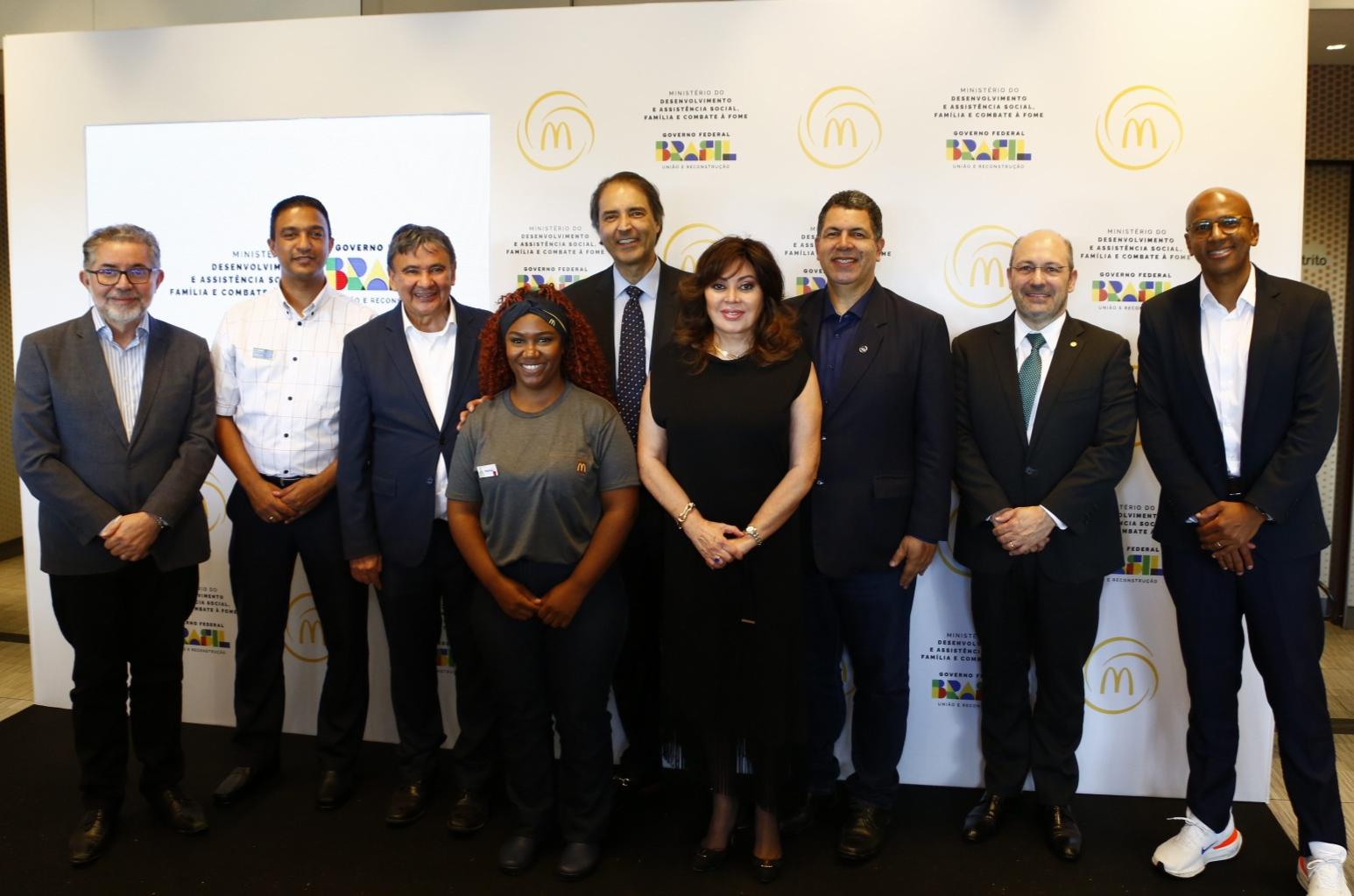 Ministro-Wellington-Dias-e-equipe-sao-recebidos-no-McDonalds-por-Marlene-Fernandez-VP-de-Relacoes-Governamentais-da-Arcos-Dorados-Rogerio-Barreira-Presidente-da-Divisao-Brasil-da-Arcos-Dorados-e Notícias