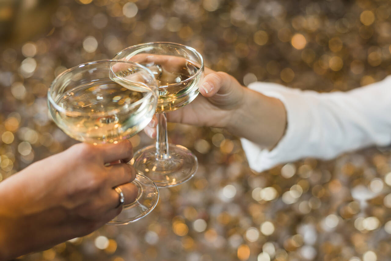 close-up-two-hands-toasting-whiskey1_Easy-Resize.com_ Notícias