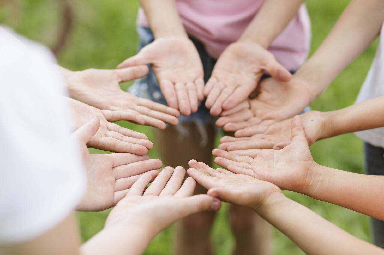 high-angle-friends-making-flower-with-their-hands_Easy-Resize.com1_ Notícias