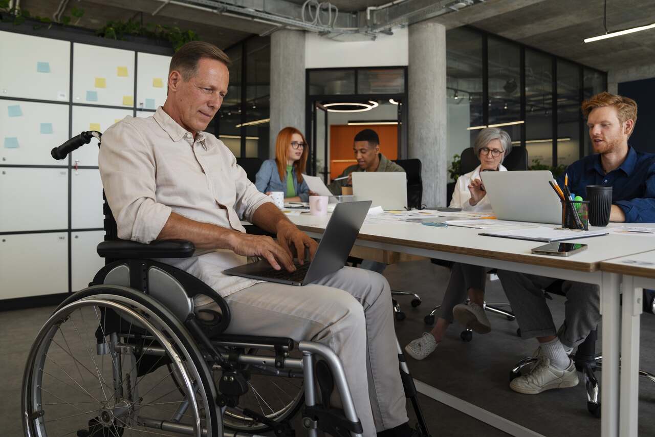 man-wheelchair-having-inclusive-office-job_Easy-Resize.com_ Notícias