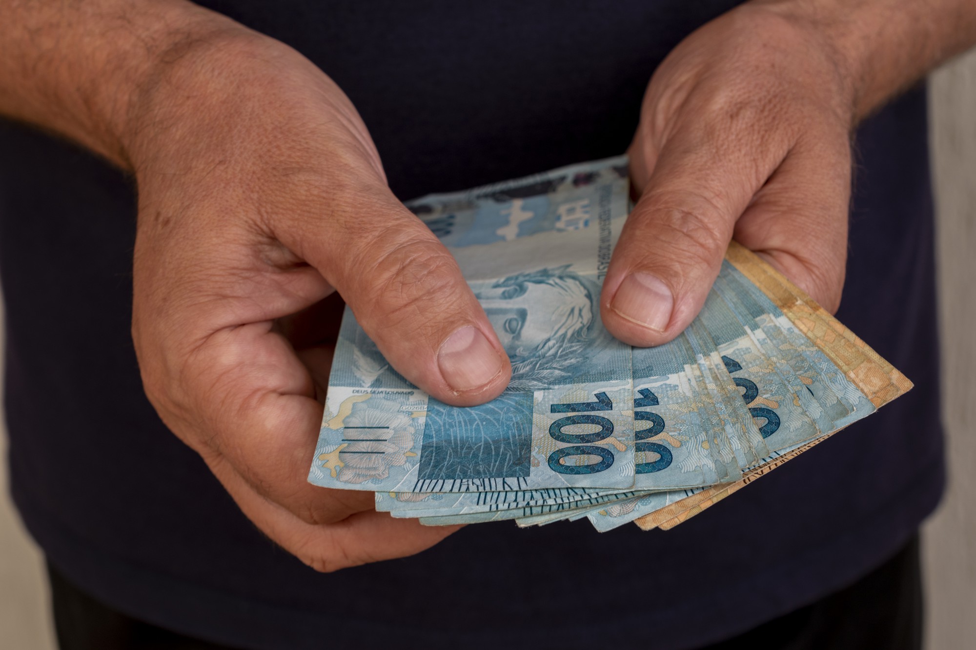 man-with-brazilian-money-his-hand-1 Notícias