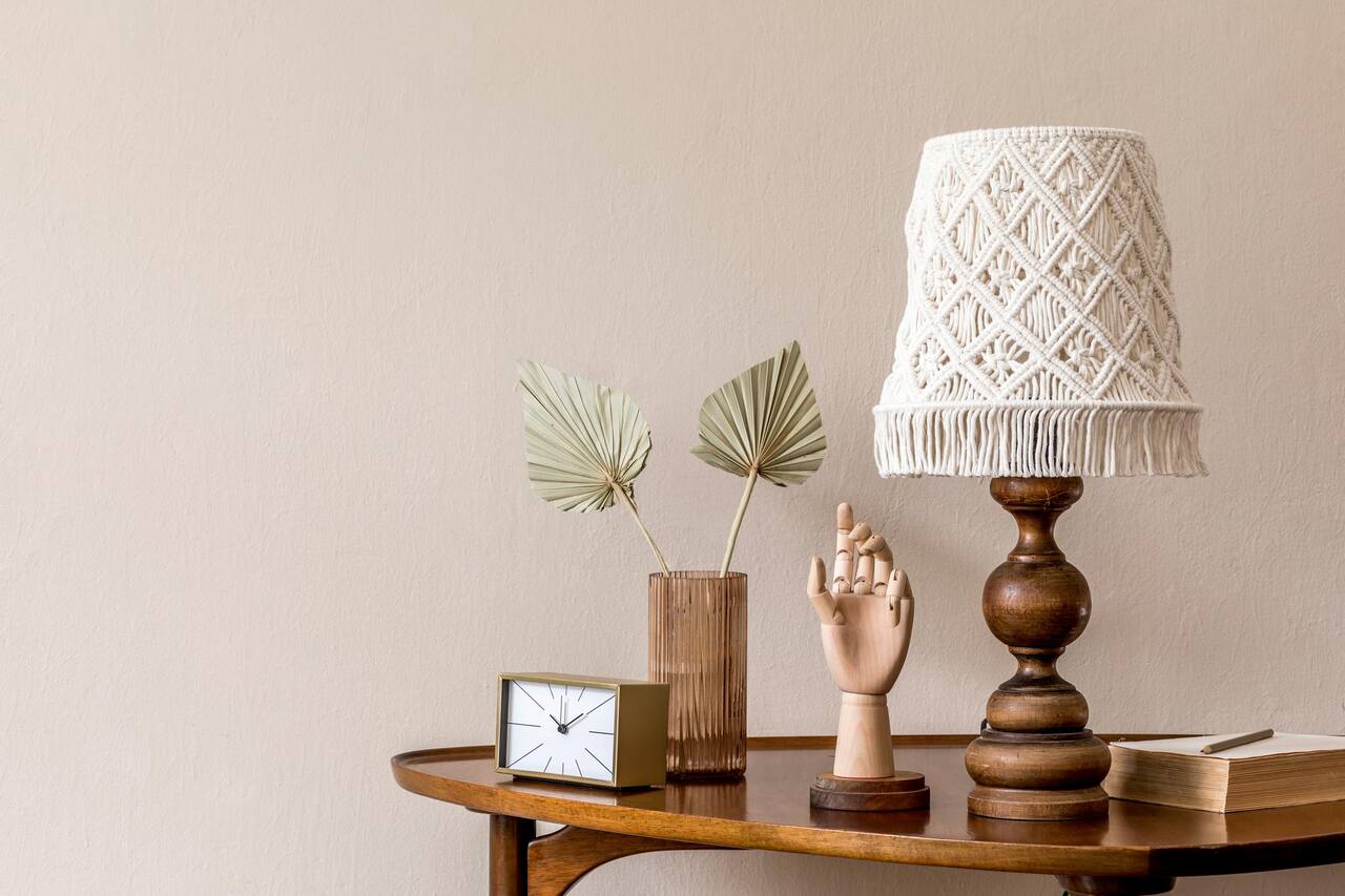 stylish-composition-design-wooden-table-minimalistic-concept-living-room-copy-space_Easy-Resize.com_ Notícias