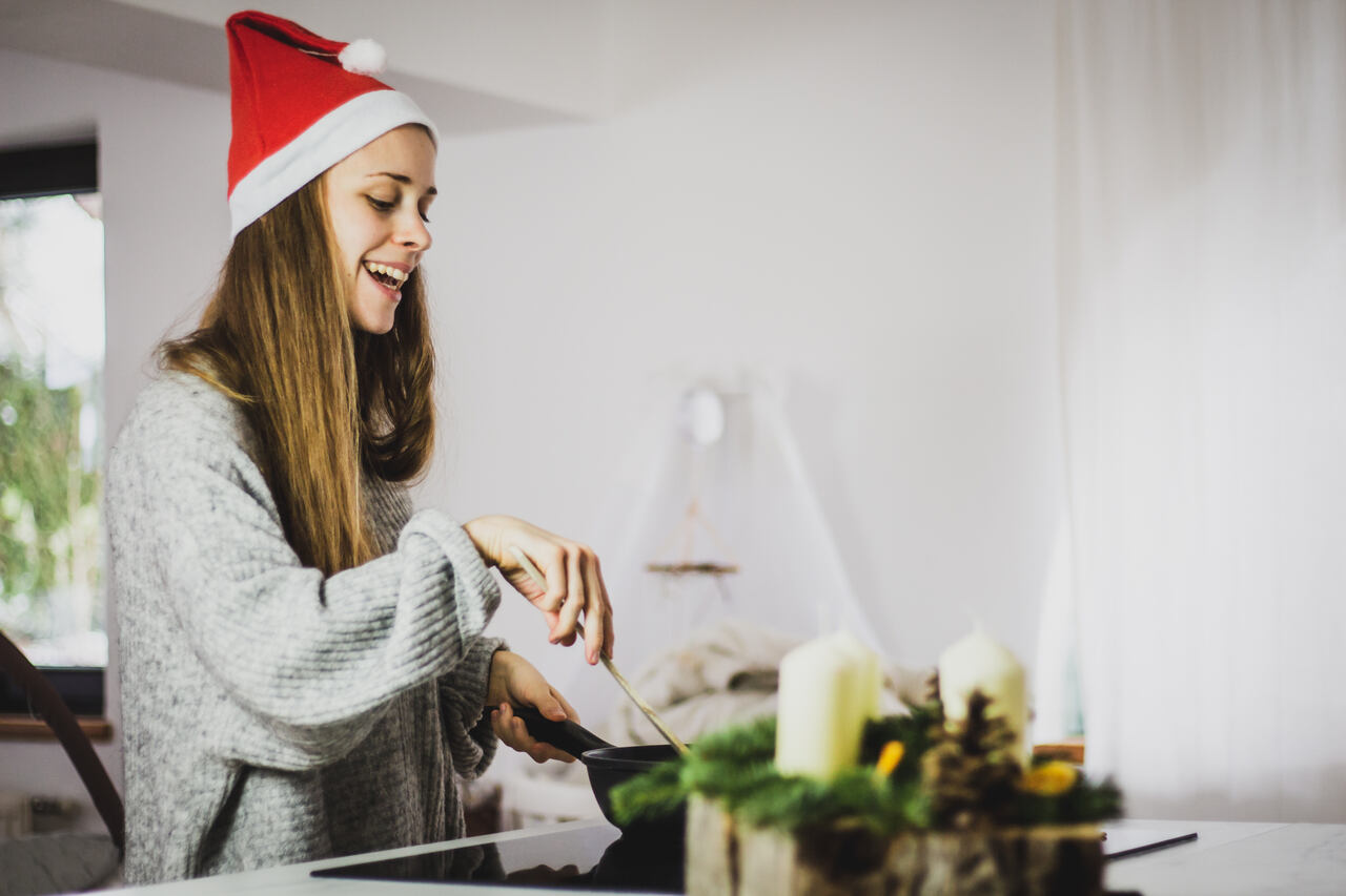 young-woman-with-santa-hat-cooking-christmas-time_Easy-Resize.com_ Notícias