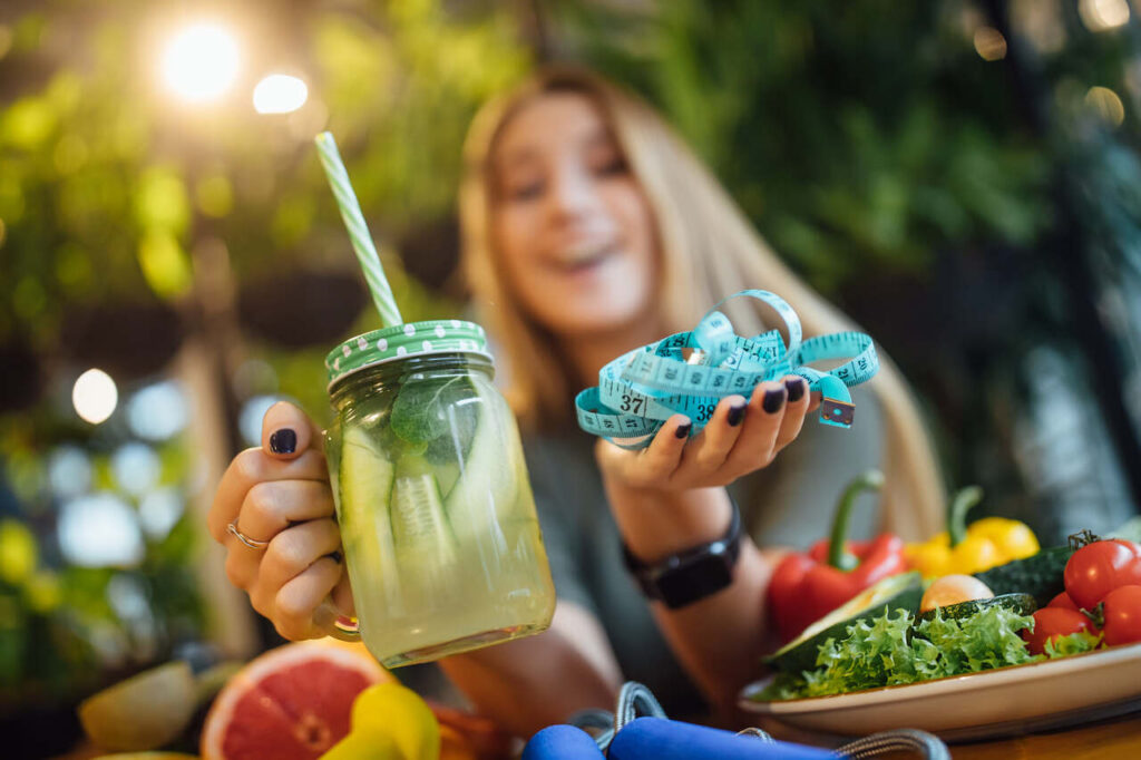 blonde-fithess-girl-sit-table-holding-fresh-smoothie-measure-diet-time-concept_Easy-Resize.com_-1024x682 Onda de Calor: Como se Proteger das Altas Temperaturas