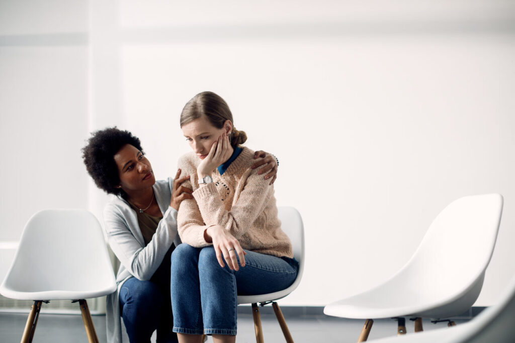caring-african-american-woman-consoling-sad-woman-before-group-therapy-meeting_Easy-Resize.com_-1024x682 Janeiro Branco: Saúde Mental em foco no início do ano