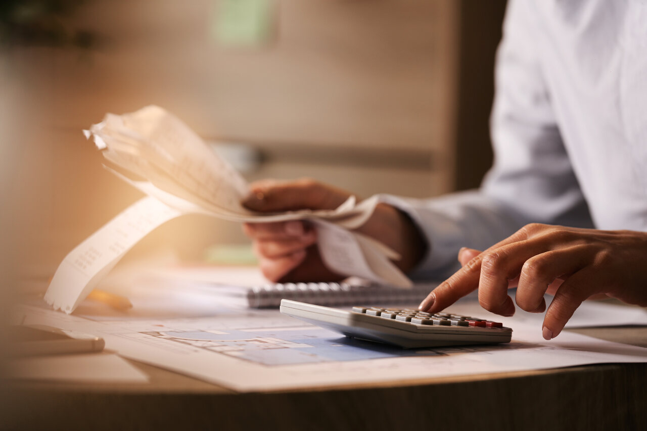 closeup-economist-using-calculator-while-going-through-bills-taxes-office_Easy-Resize.com_ Notícias