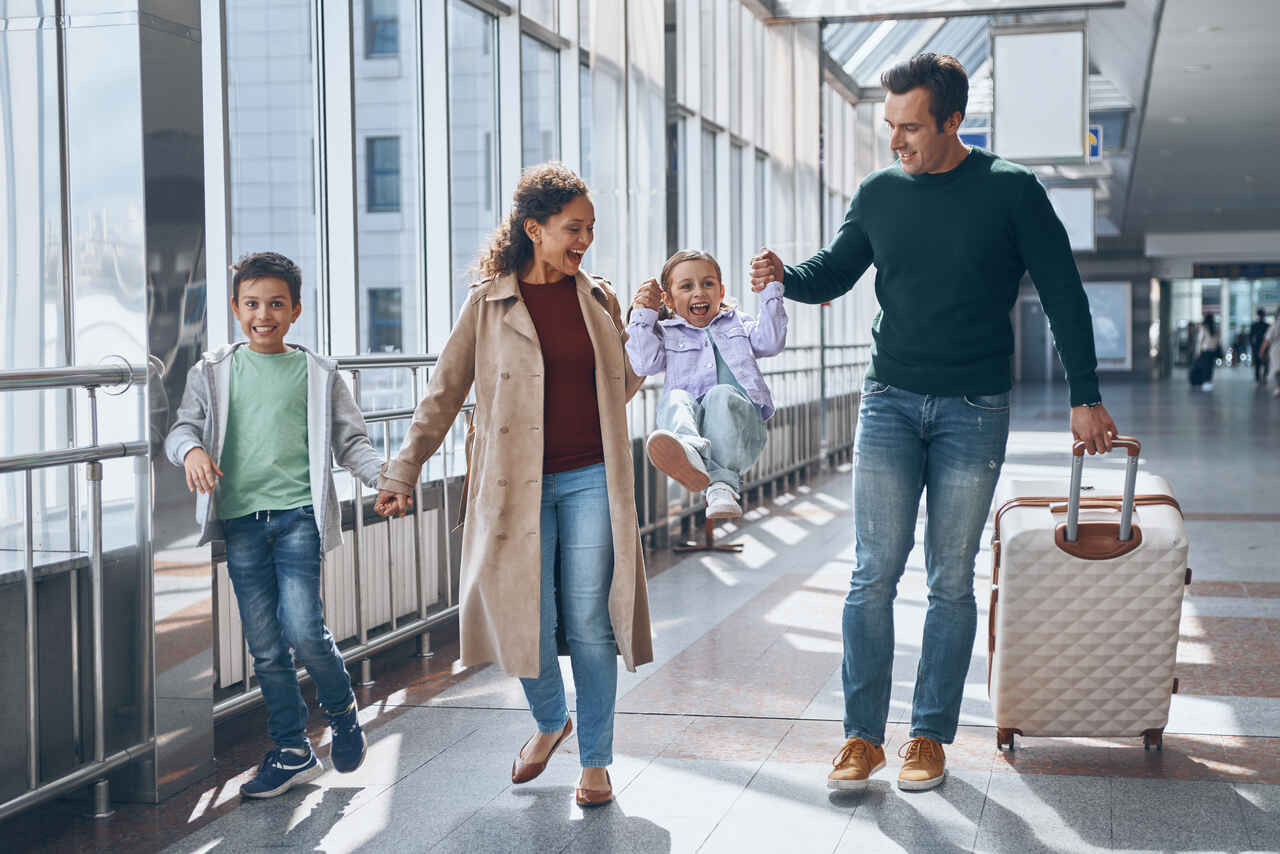 full-length-happy-family-with-two-little-kids-walking-by-airport-terminal_Easy-Resize.com_ Notícias