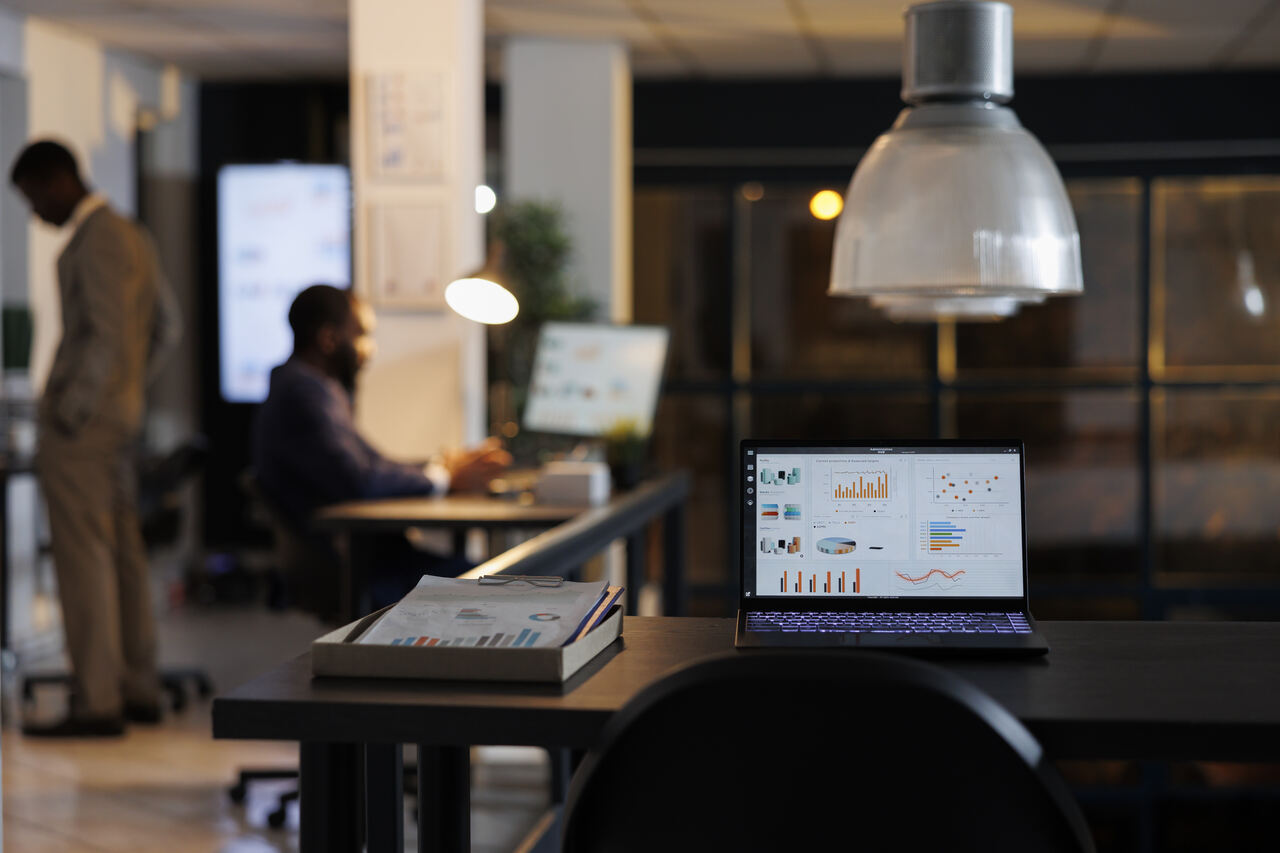 laptop-computer-with-marketing-statistics-standing-desk_Easy-Resize.com_ Notícias