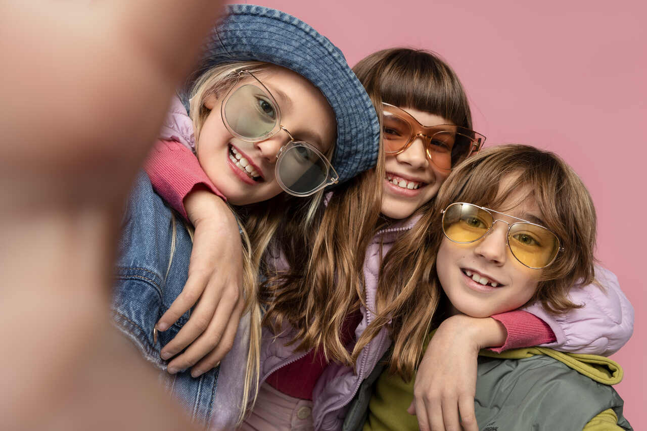 portrait-teenagers-taking-selfie-wearing-sunglasses_Easy-Resize.com_ Notícias