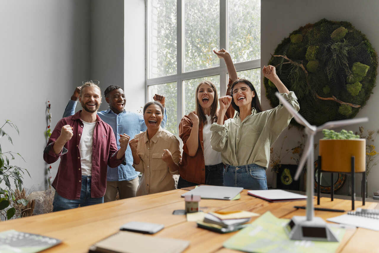 tech-people-trying-achieve-ambitious-sustainability-goals_Easy-Resize.com_ Notícias