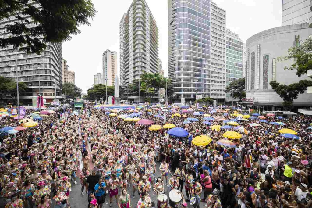 Carnaval-BH-Foto-Leo-Lara_Easy-Resize.com_-1024x682 P7 Criativo: O Propulsor da Economia Criativa que Respira Carnaval em Belo Horizonte