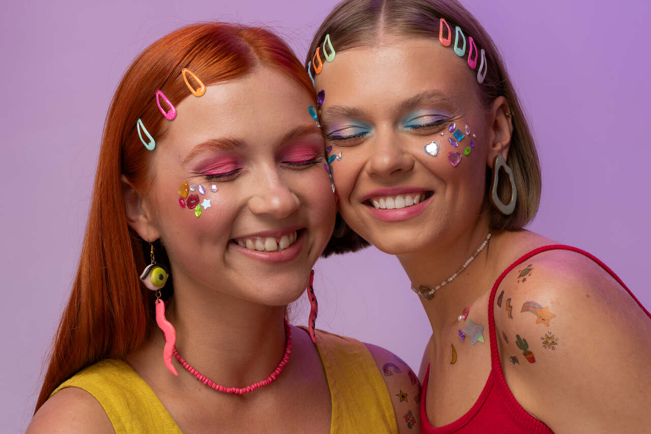 fun-friends-portrait-with-decorations-face_Easy-Resize.com_ Notícias