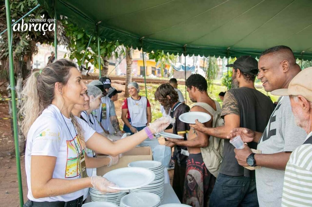‘Páscoa na Rua’ do “Comida que Abraça” promoverá confraternização para 1.150 pessoas em situação de vulnerabilidade em BH. Saiba como ajudar
