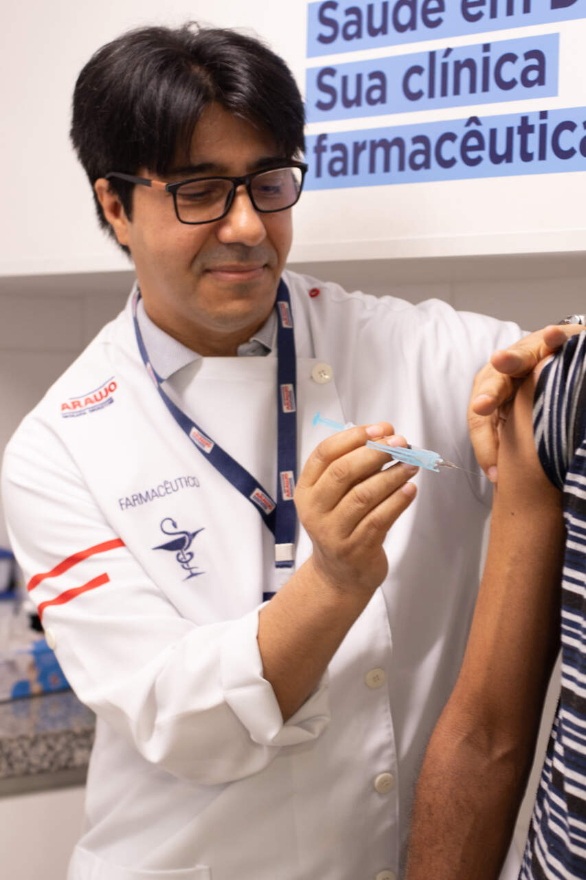 Farmaceutico-Hairton-aplica-vacina_Easy-Resize.com_ Notícias