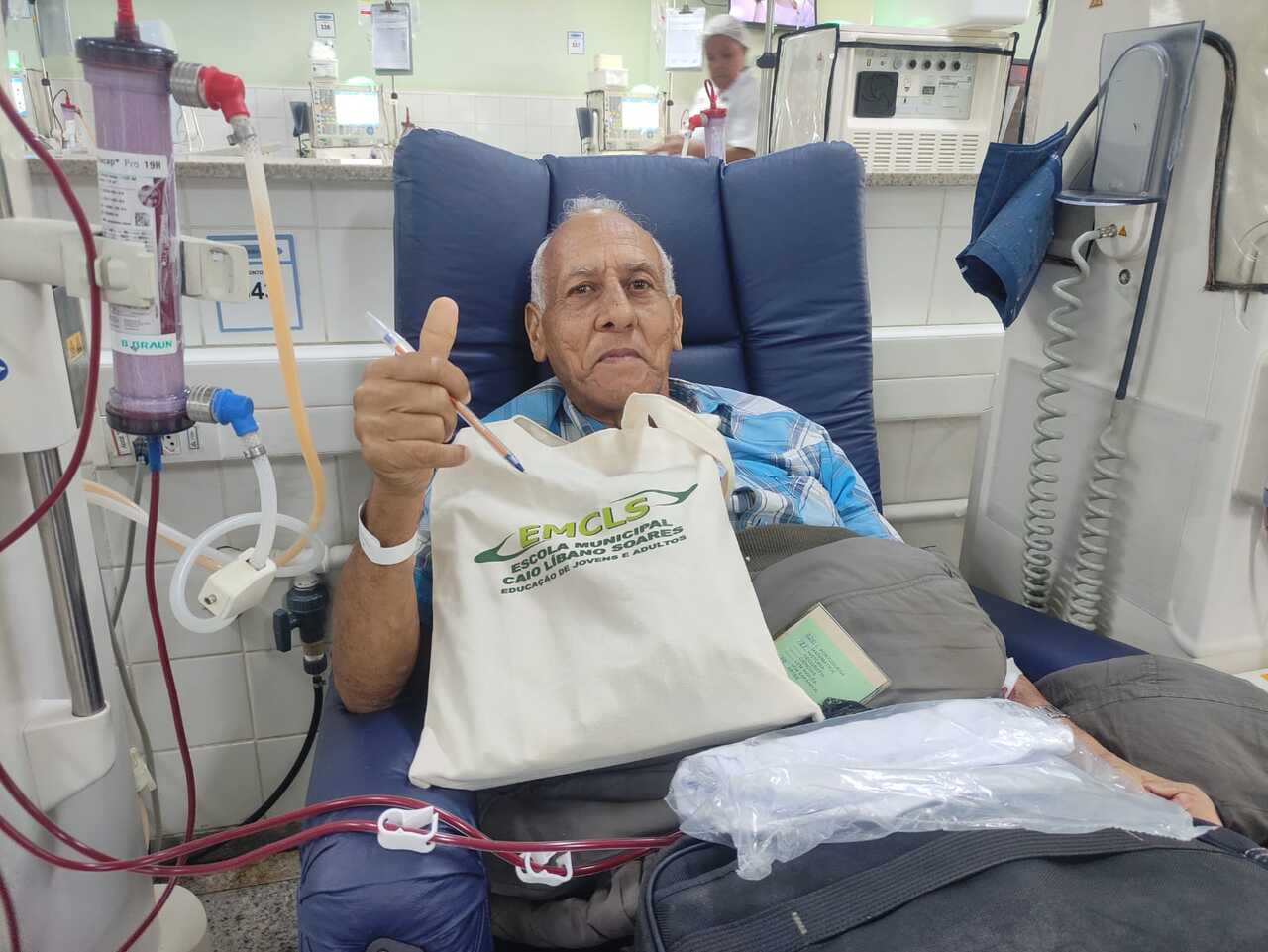 Geraldo-com-o-kit-de-materiais-escolares_Easy-Resize.com_ Notícias