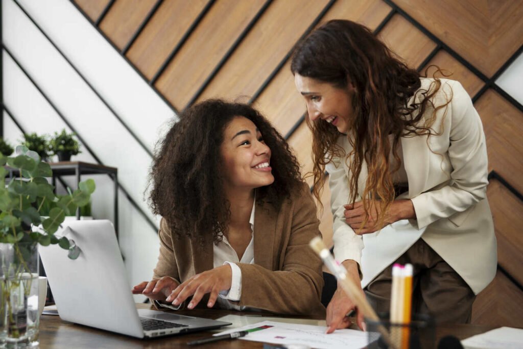 Empresas com mulheres na liderança crescem 21% mais, diz pesquisa