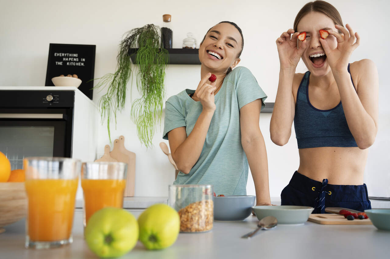 women-preparing-healthy-meals-front-view_Easy-Resize.com_ Notícias