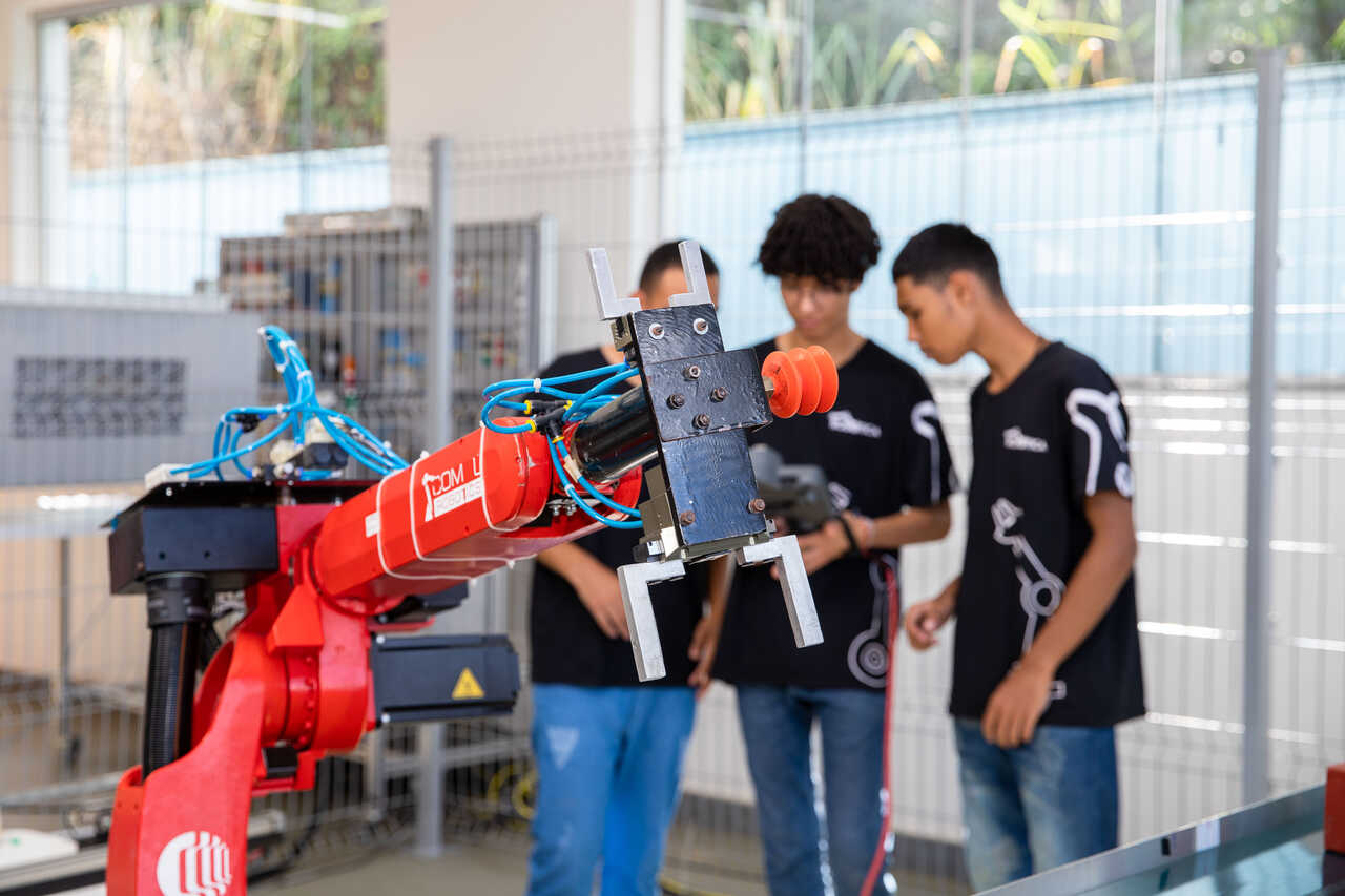 Curso-de-robotica-industrial_Easy-Resize.com_ Notícias