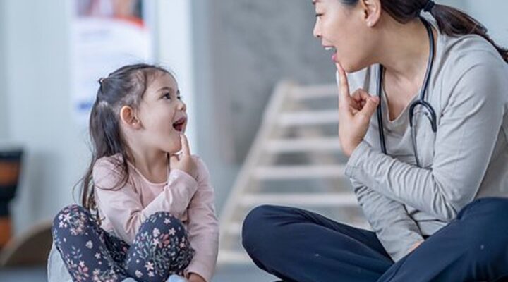 Sabe aquela criança que não consegue falar?  Ela pode ter apraxia de fala na infância!