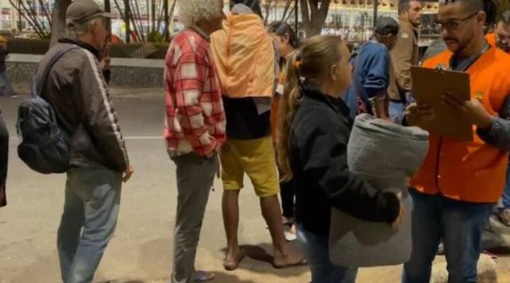 PBH intensifica ações para atendimento de pessoas em situação de rua, com distribuição de cobertores e vacinação