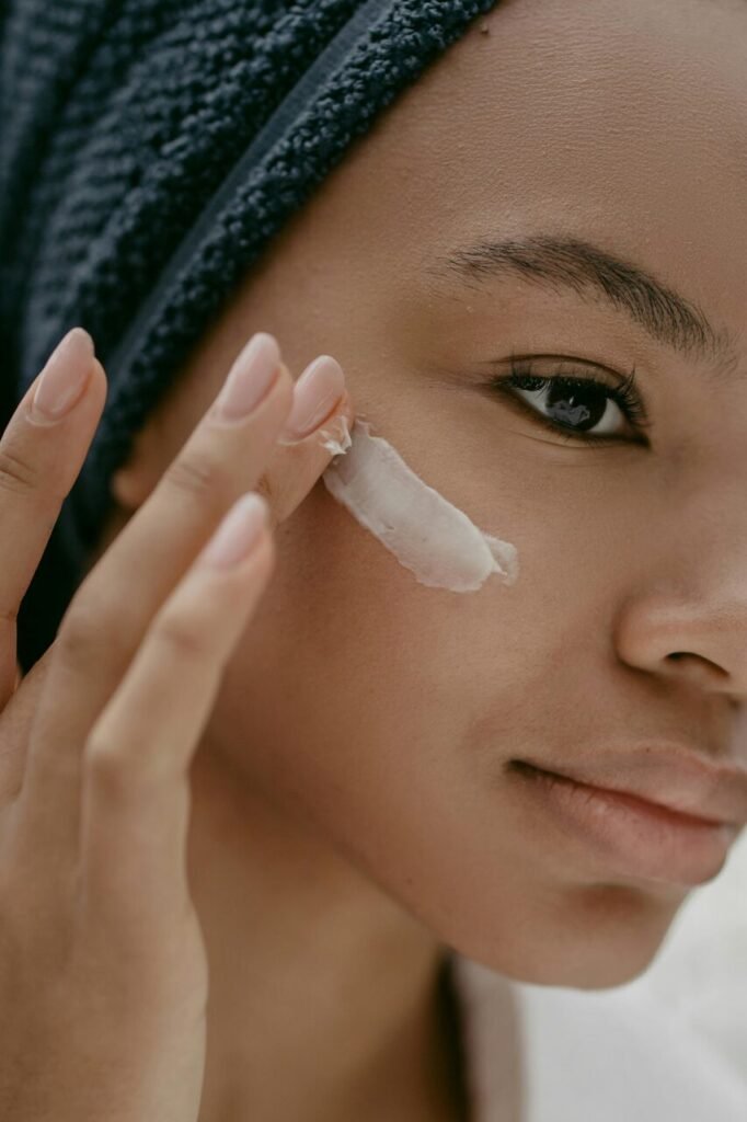Dermatologista explica como proteger e manter a pele saudável durante a estação mais fria do ano.