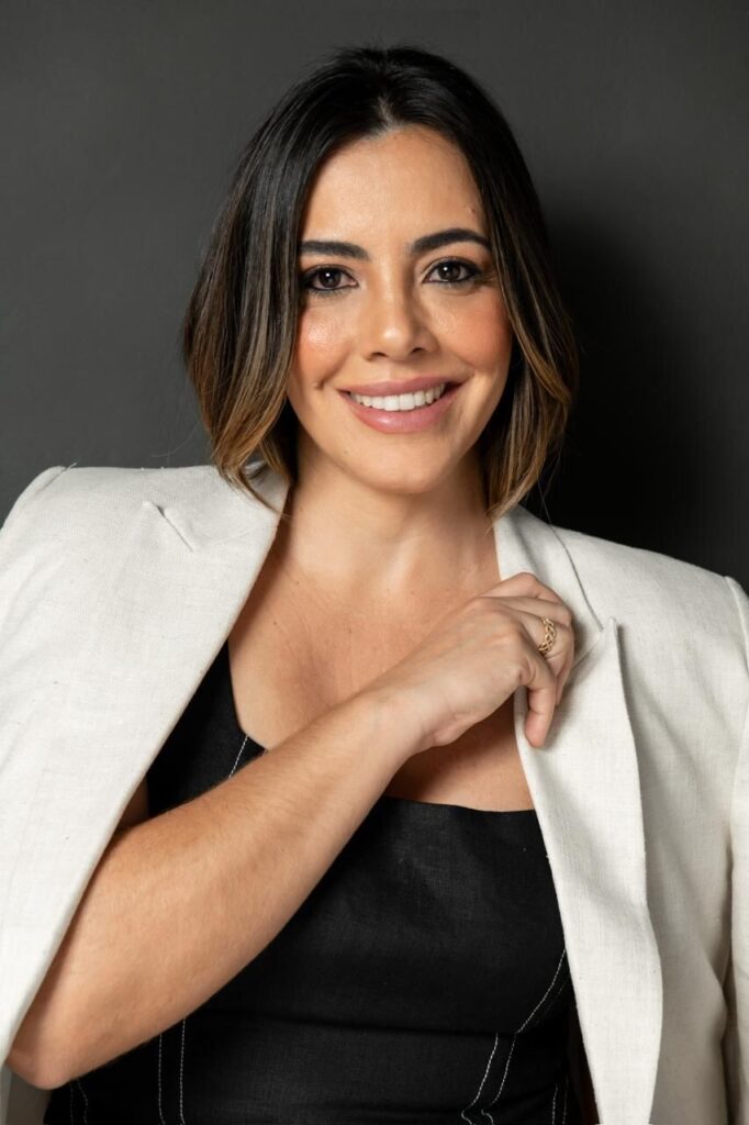 Escritora-SabrinaGomes-CreditosFoto-MauricioBatista-1-_Easy-Resize.com_-682x1024 O verbo é o remédio
