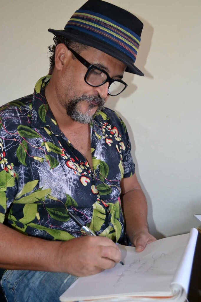 Foto-Ricardo-1_Easy-Resize.com_-682x1024 Escritores mineiros vencem concurso literário de obras infantis afro-centradas