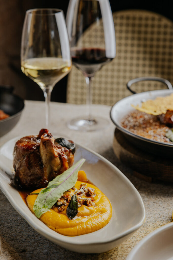 Lagar-Tragaluz_Ossobuco-de-porquinho_Credito-Mage-Monteiro_Easy-Resize.com_-682x1024 Celebre o amor: restaurantes do DiamondMall preparam menus exclusivos para o Dia dos Namorados