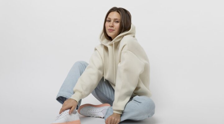 É possível montar looks elegantes com moletom?