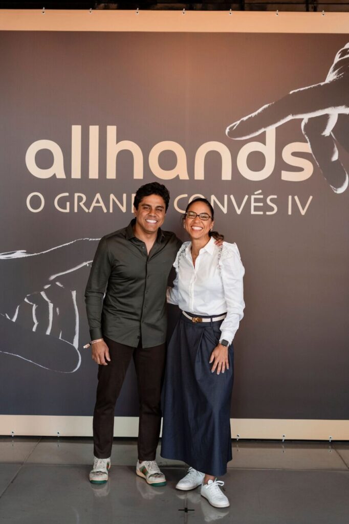 Divulgacao-allhands-Tiago-e-Marcela-Zaidem_Easy-Resize.com_-682x1024 Com o Teatro FELUMA lotado, allhands provoca empresariado mineiro a fazer o básico bem-feito