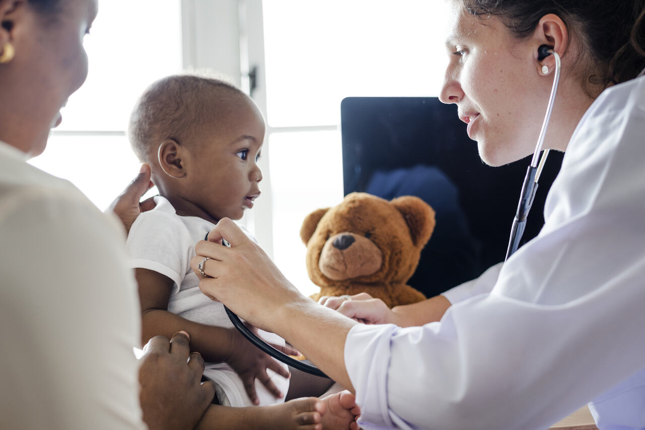 bebe-visitando-o-medico-para-um-checkup_Easy-Resize.com_ Notícias
