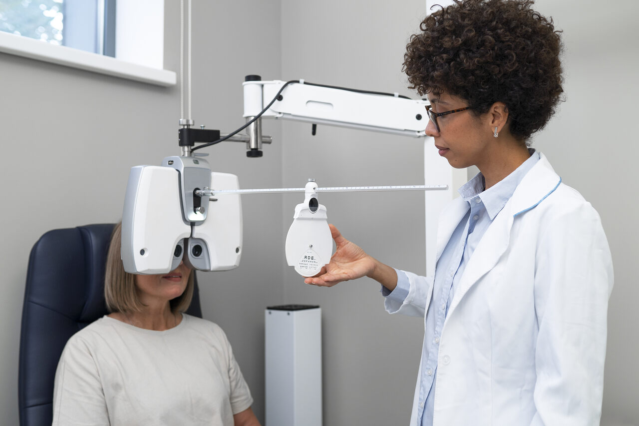 doctor-patient-ophthalmologist-s-office_Easy-Resize.com_ Notícias