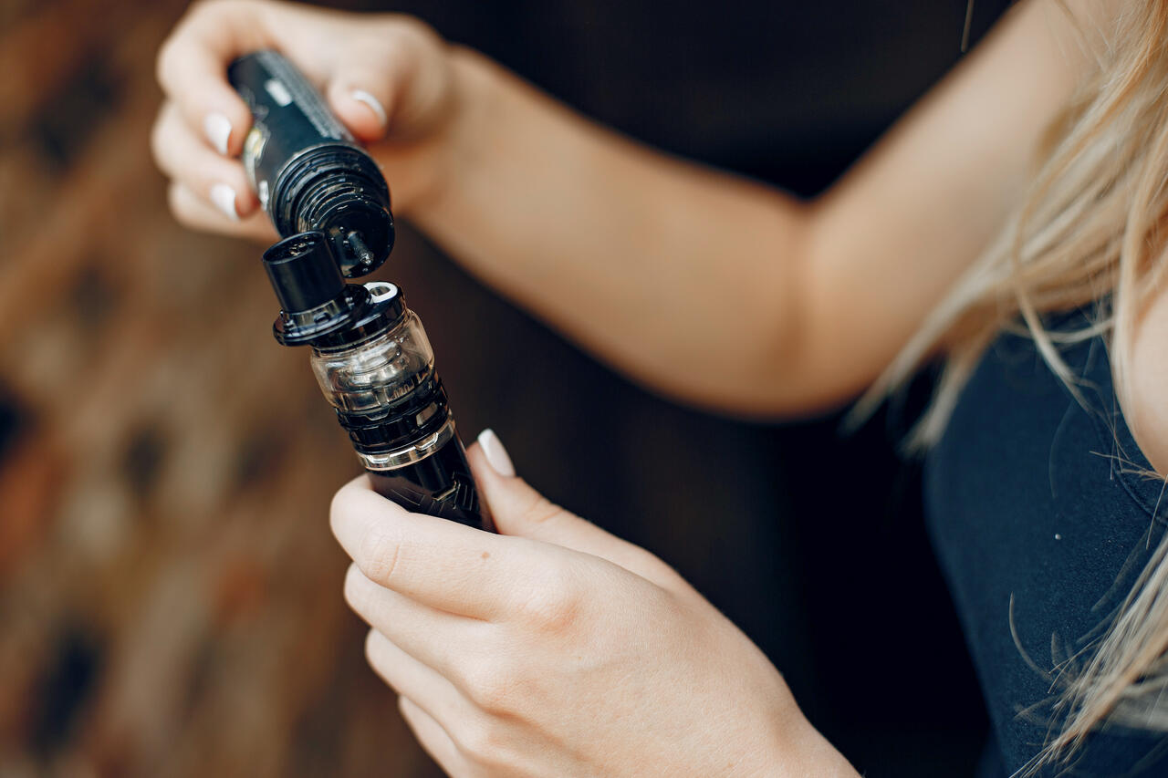 moca-elegante-em-uma-cidade-com-vape_Easy-Resize.com_ Notícias
