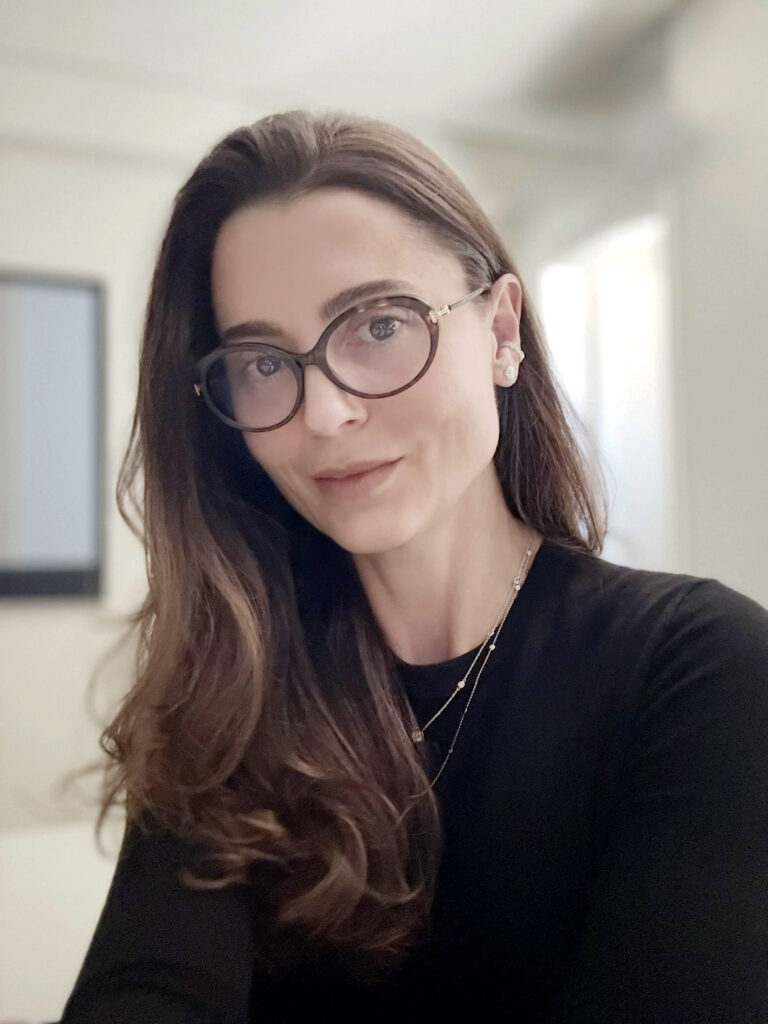 Marcela-Nery_diretora-da-CMISecoviMG_foto-arquivo-pessoal1-768x1024 Violência doméstica em condomínios: síndicos têm dever legal de denunciar e proteger